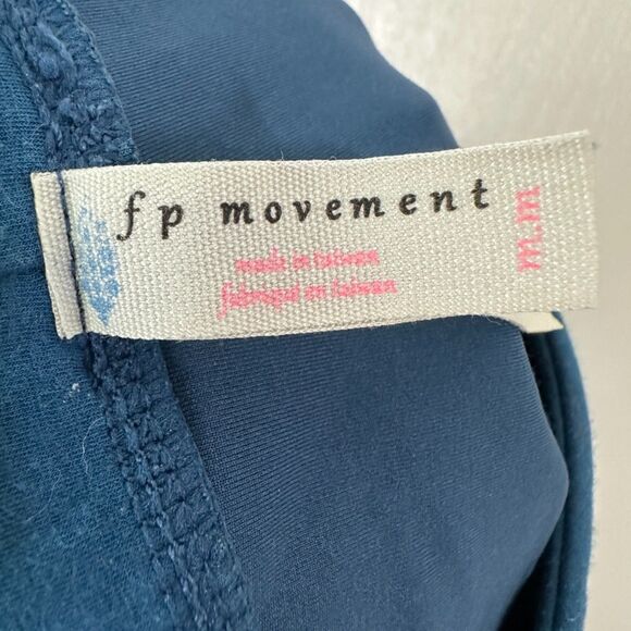 Free People Movement Turnout Cross Front Waist Turnout Legging Capri Blue Medium - Picture 6 of 7